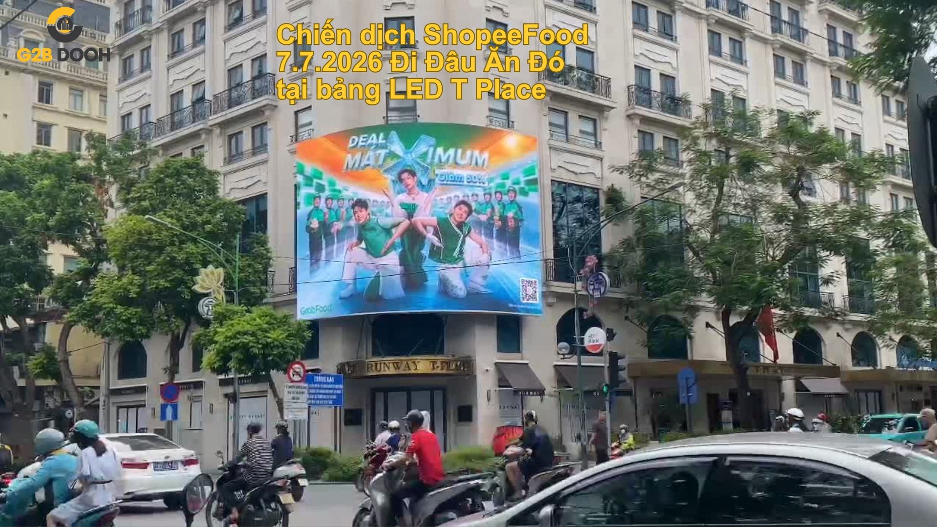 Thước phim Flycam độc quyền từ G2B Media ghi lại luồng giao thông sầm uất ngước nhìn dàn nghệ sĩ quảng cáo ShopeeFood tại ngã tư Tràng Tiền.